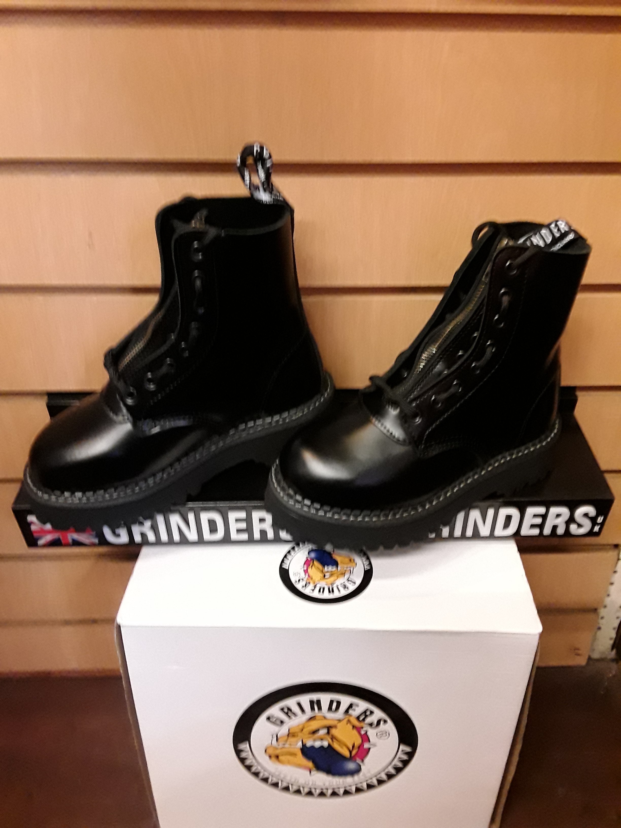 GRINDERS BLACK POLISHED LEATHER WITH ZIP AND LACE (8 HOLE)